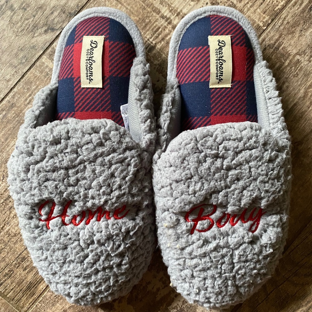 Deerfoams Slippers Size  7-8 Brandnew